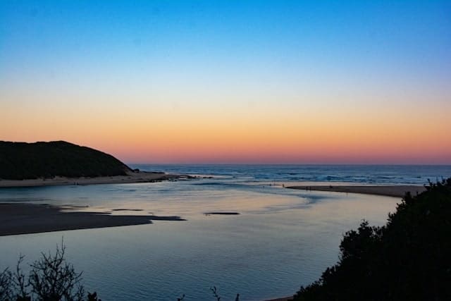 Südafrika Fernreise Angebot 2025 Südafrika Reiseangebot 2025 mit Deiner Reiseagentur in Varel, Küstenabschnitt bei Morgengrauen